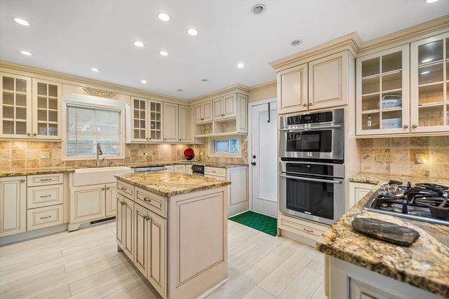 3 Old Brook Dr, Worcester, MA 01609