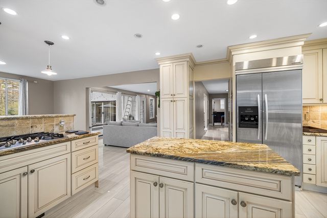3 Old Brook Dr, Worcester, MA 01609