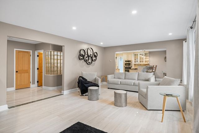 3 Old Brook Dr, Worcester, MA 01609