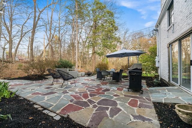 3 Old Brook Dr, Worcester, MA 01609