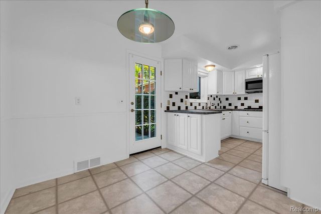 320 Neff Road, Grosse Pointe, MI 48230