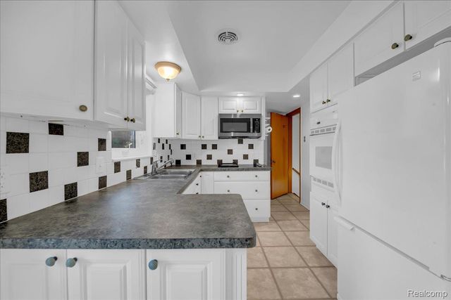 320 Neff Road, Grosse Pointe, MI 48230