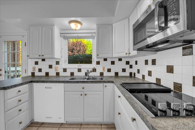 320 Neff Road, Grosse Pointe, MI 48230