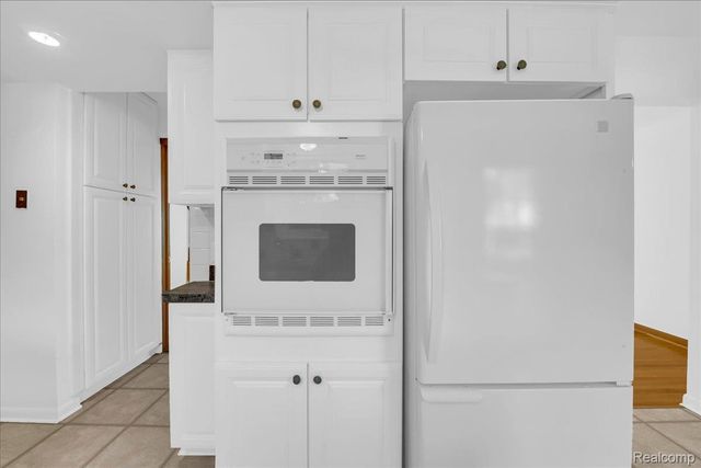 320 Neff Road, Grosse Pointe, MI 48230