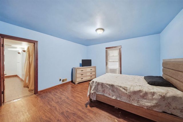 826 Carl Breeding Way, Jackson, MI 49203