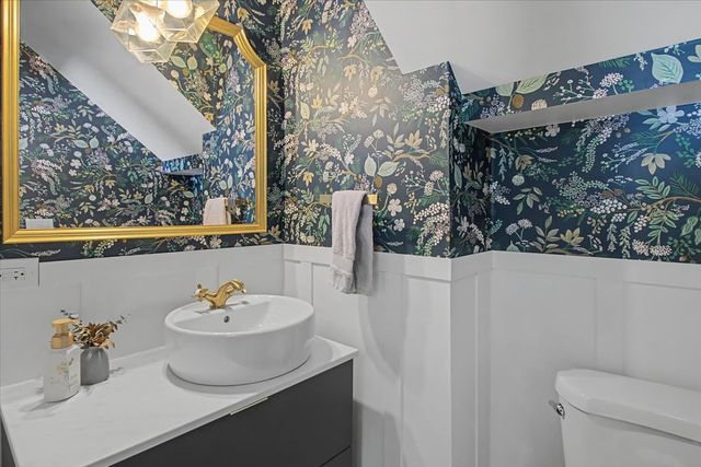 136 E Jackson Street, Oswego, IL 60543