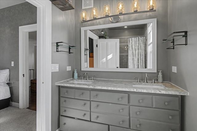 136 E Jackson Street, Oswego, IL 60543