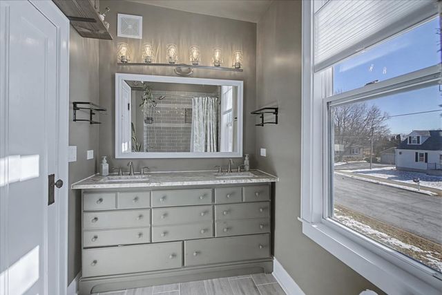 136 E Jackson Street, Oswego, IL 60543