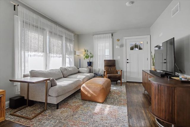 136 E Jackson Street, Oswego, IL 60543