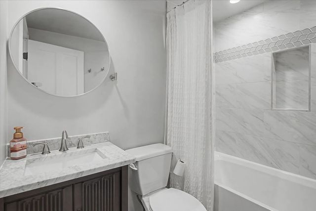 136 E Jackson Street, Oswego, IL 60543