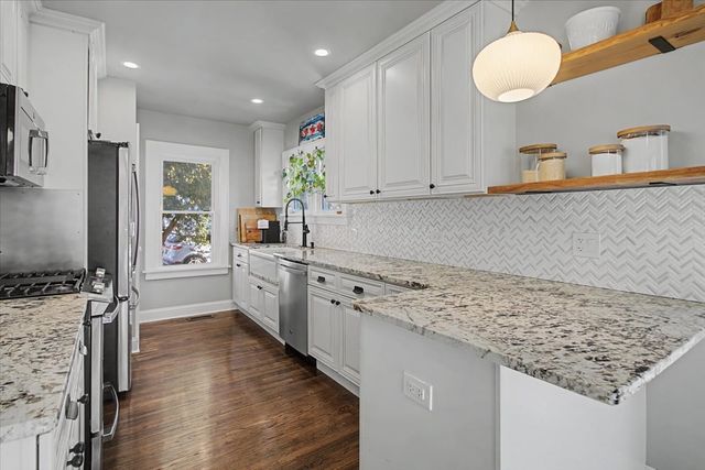 136 E Jackson Street, Oswego, IL 60543