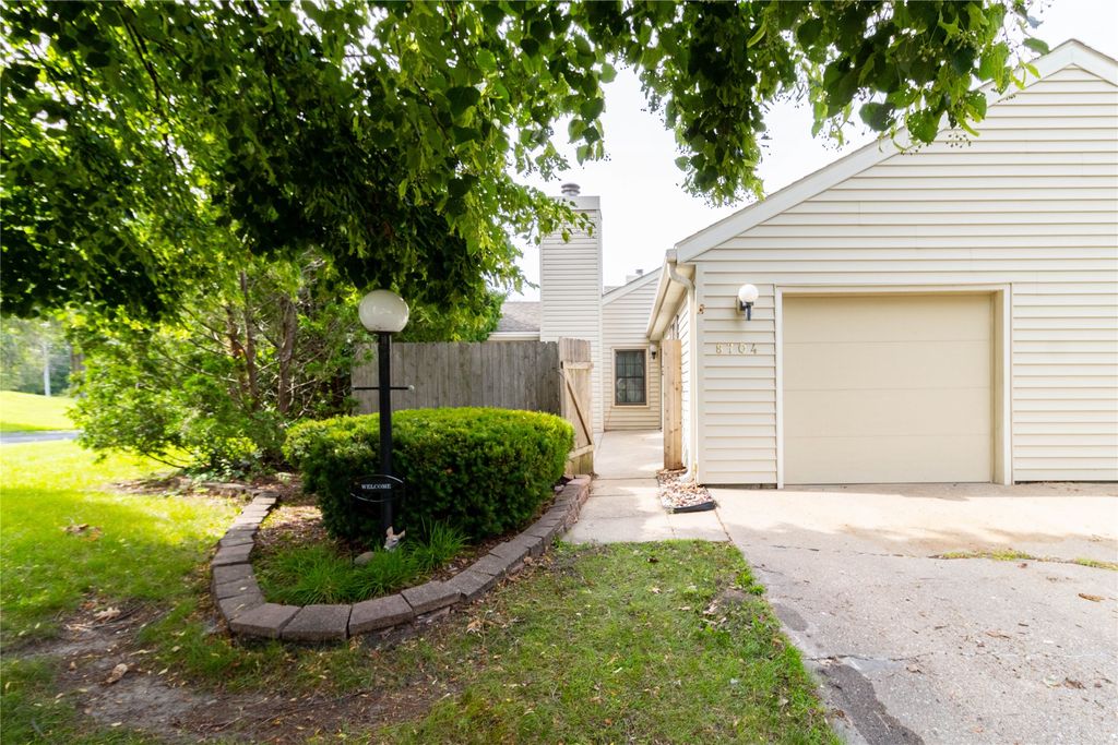 8704 Ginger Lane, Urbandale, IA 50322