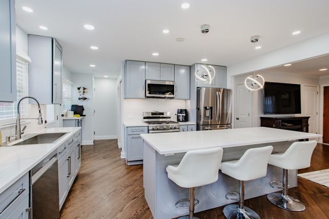 1403 S Robert Drive, Mount Prospect, IL 60056