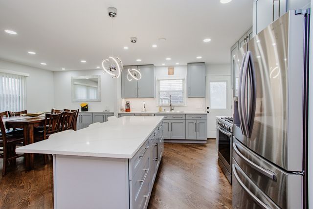 1403 S Robert Drive, Mount Prospect, IL 60056