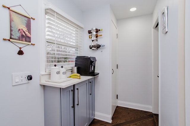 1403 S Robert Drive, Mount Prospect, IL 60056