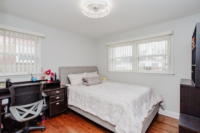 1403 S Robert Drive, Mount Prospect, IL 60056