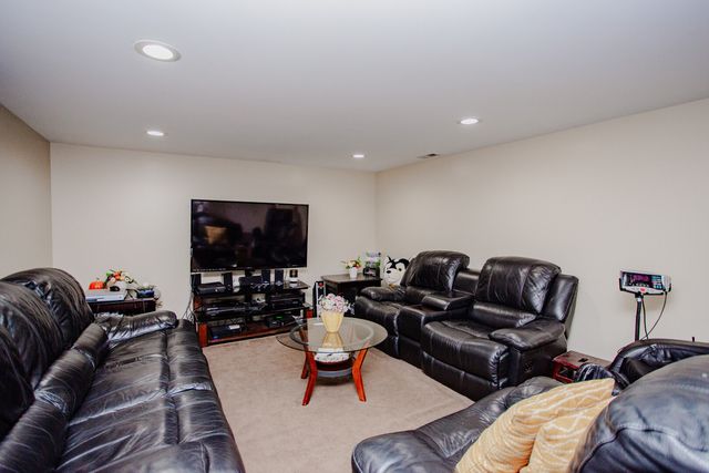 1403 S Robert Drive, Mount Prospect, IL 60056