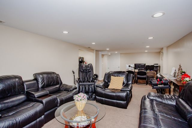 1403 S Robert Drive, Mount Prospect, IL 60056