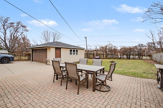 1403 S Robert Drive, Mount Prospect, IL 60056