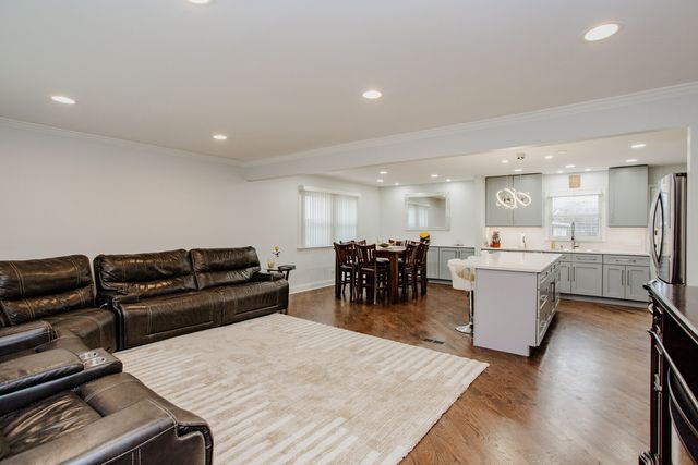 1403 S Robert Drive, Mount Prospect, IL 60056