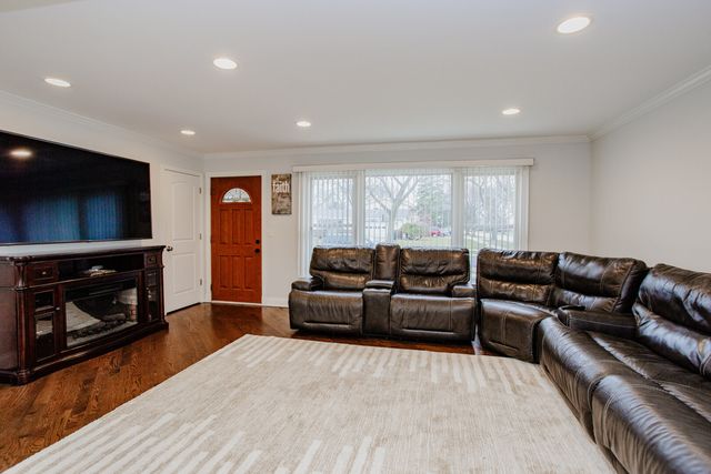 1403 S Robert Drive, Mount Prospect, IL 60056