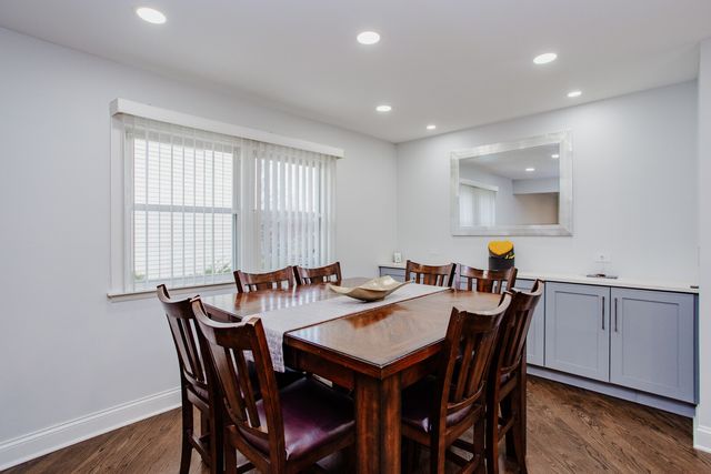 1403 S Robert Drive, Mount Prospect, IL 60056