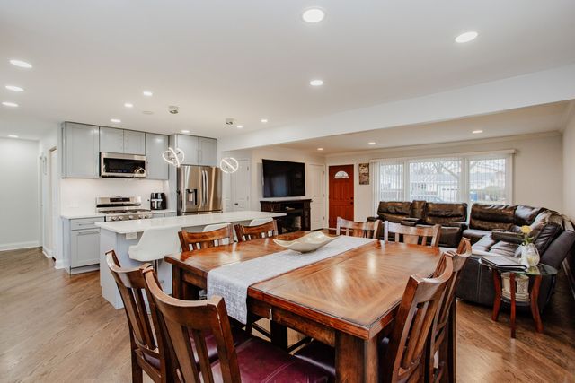 1403 S Robert Drive, Mount Prospect, IL 60056