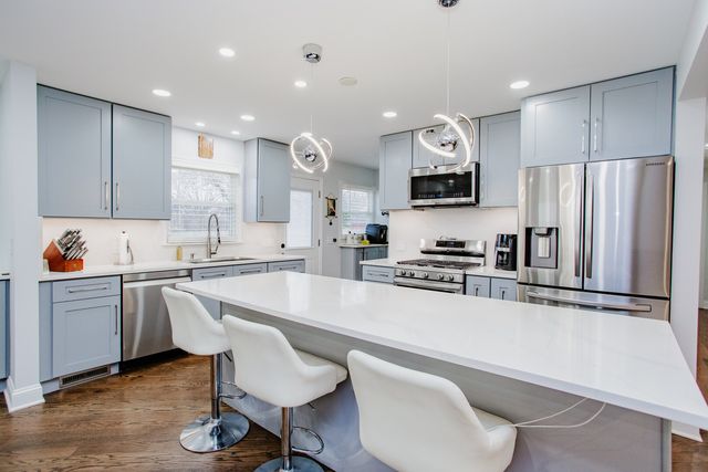 1403 S Robert Drive, Mount Prospect, IL 60056