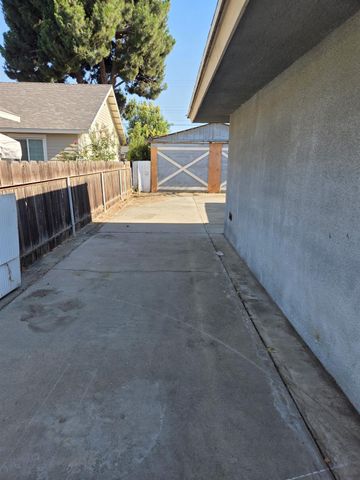 2153 Knowles Street, Selma, CA 93662