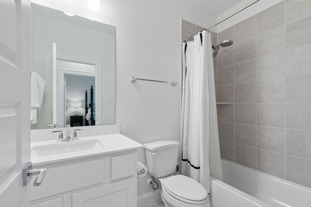 902 Falcon Hollow Lane, Pinehurst, TX 77362