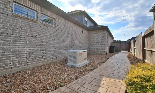 902 Falcon Hollow Lane, Pinehurst, TX 77362