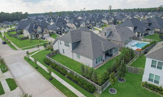 902 Falcon Hollow Lane, Pinehurst, TX 77362