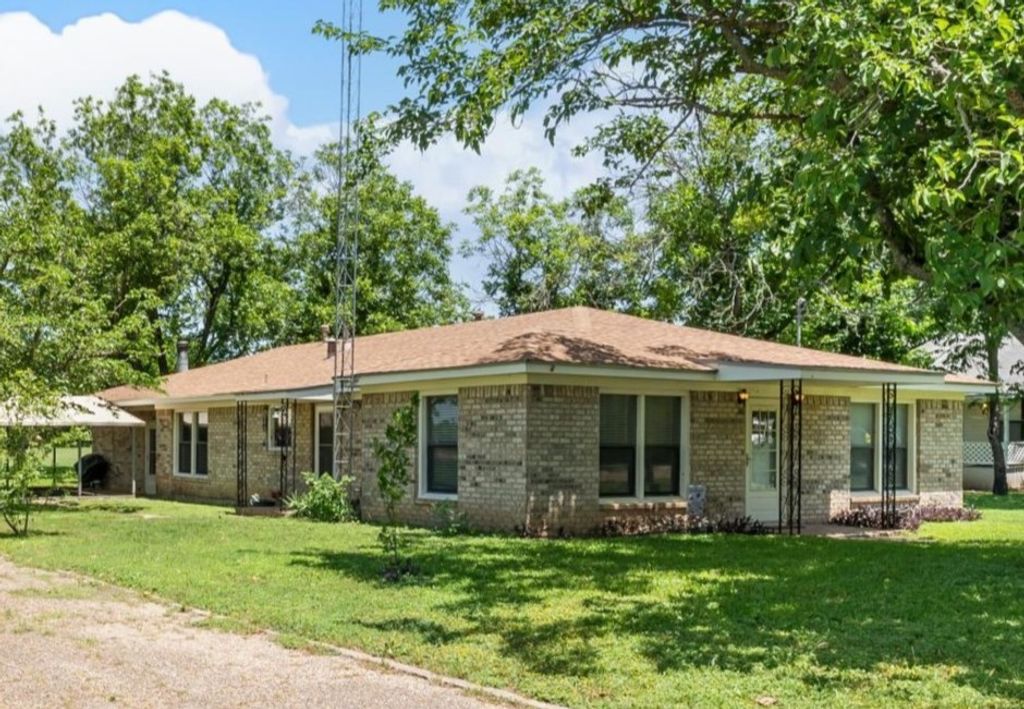 386 W Main Street, Elm Mott, TX 76640