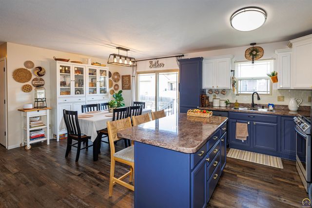 7031 SW 17th TER, Topeka, KS 66615