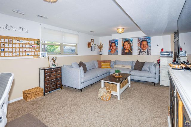 7031 SW 17th TER, Topeka, KS 66615