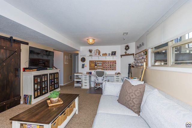 7031 SW 17th TER, Topeka, KS 66615