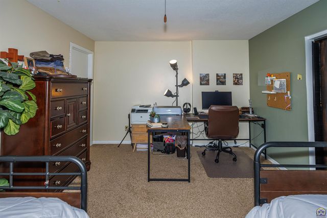 7031 SW 17th TER, Topeka, KS 66615