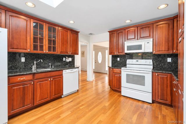 3 Barnsley Crescent, Mount Sinai, NY 11766