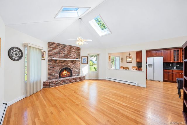 3 Barnsley Crescent, Mount Sinai, NY 11766