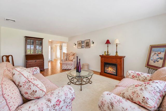 3 Barnsley Crescent, Mount Sinai, NY 11766