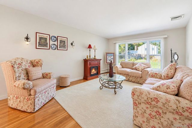 3 Barnsley Crescent, Mount Sinai, NY 11766