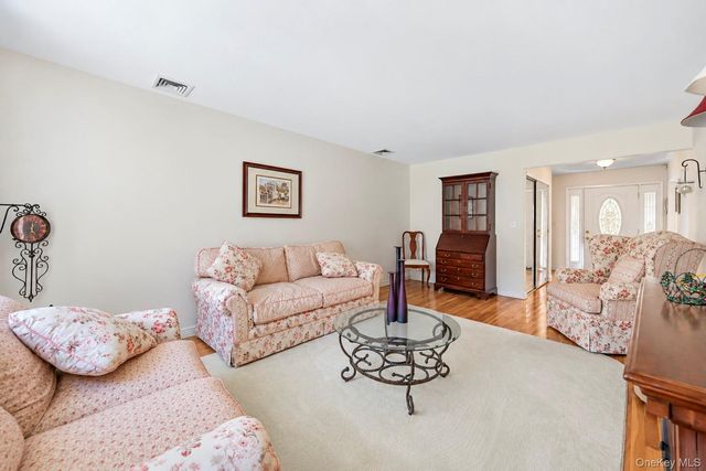 3 Barnsley Crescent, Mount Sinai, NY 11766