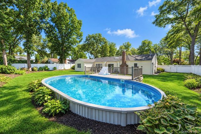 3 Barnsley Crescent, Mount Sinai, NY 11766