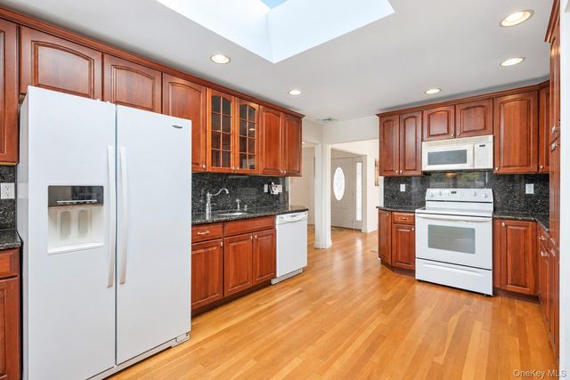 3 Barnsley Crescent, Mount Sinai, NY 11766