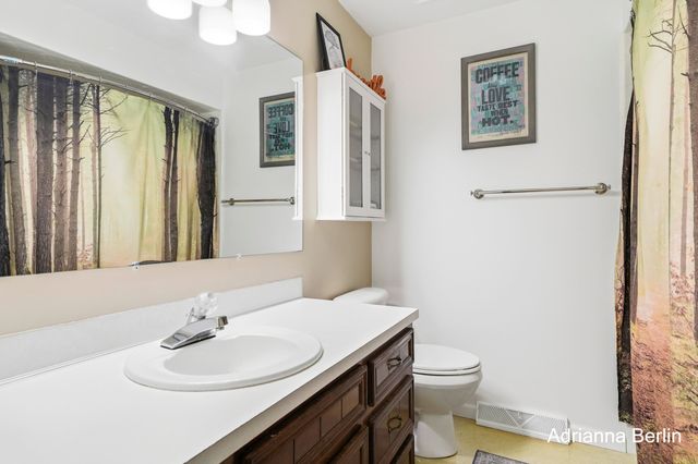 7467 Pinegrove Drive, Jenison, MI 49428