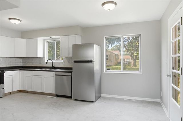 16104 E 32nd Street S, Independence, MO 64055