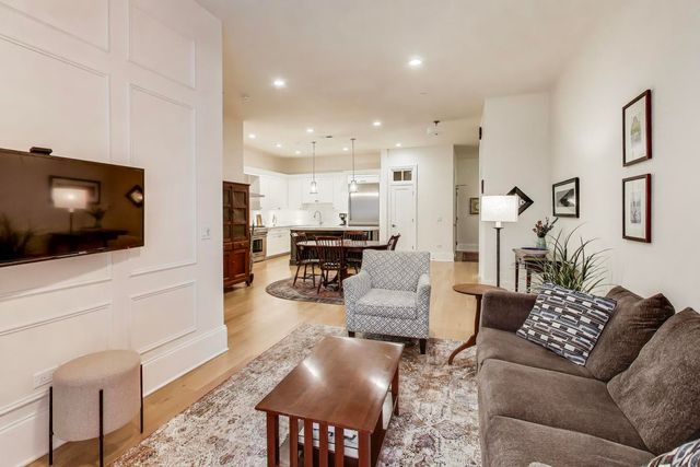 105 S Cottage Hill Avenue 206, Elmhurst, IL 60126