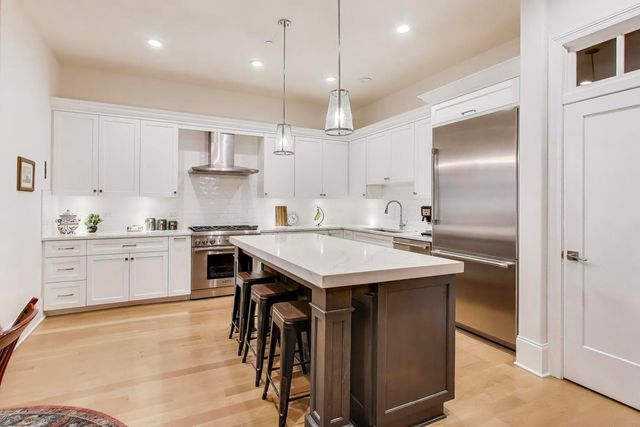 105 S Cottage Hill Avenue 206, Elmhurst, IL 60126