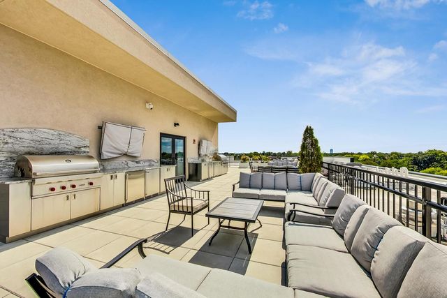 105 S Cottage Hill Avenue 206, Elmhurst, IL 60126