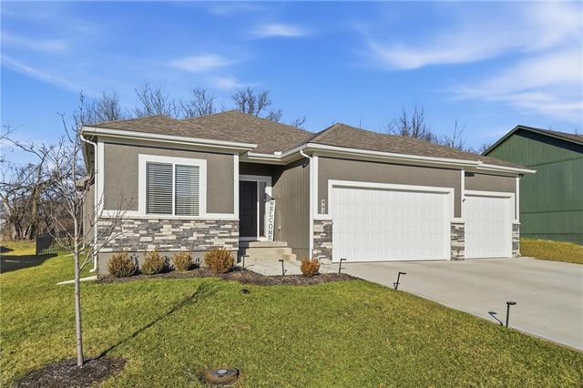 902 NW Crestwood Drive, Grain Valley, MO 64029